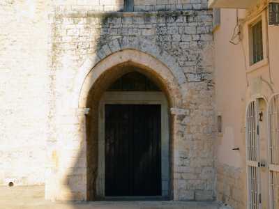 A farci comprendere di essere davanti a un tempio sacro si trova l�adiacente torre campanaria tardoromanica caratterizzata da una porta inquadrata da un fornice a sesto acuto